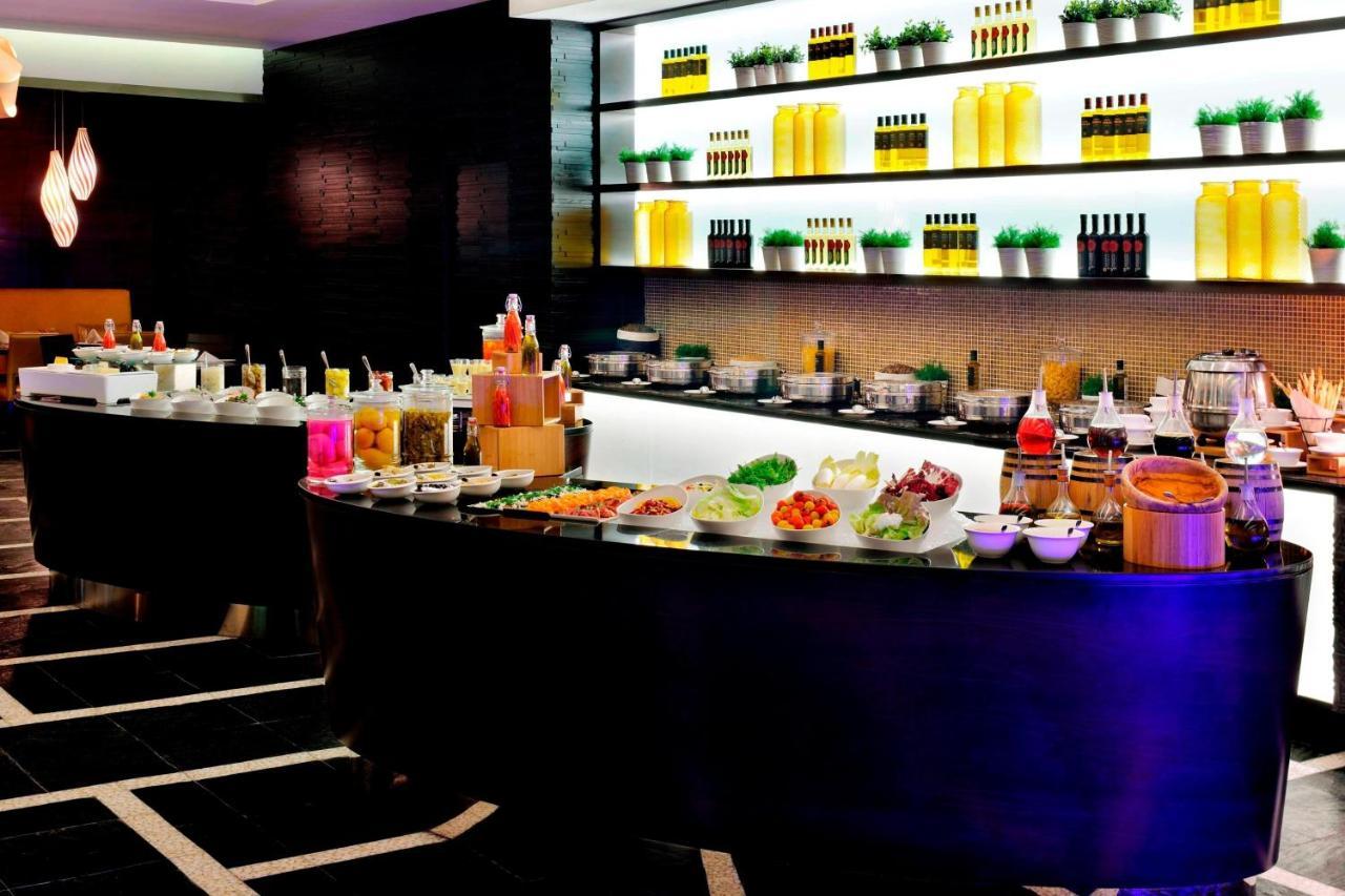 Marriott Executive Apartments Al Jaddaf, Dubaï Extérieur photo A buffet at a hotel
